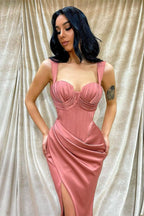 Vestido de noite sereia em cetim com alças compridas e racha