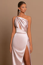 Vestidos de festa compridos em cetim com um ombro só e corte A simples com racha