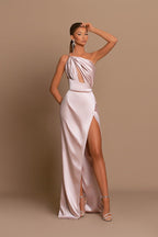 Vestidos de festa compridos em cetim com um ombro só e corte A simples com racha