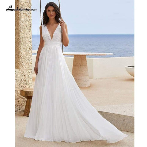 Vestido de noiva simples em chiffon com pregas e decote em V simples