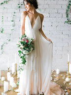 Abito da sposa avorio semplice scollato a V profondo con strascico a strascico e bretelle, WD0452