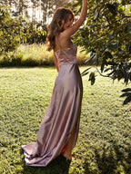 Vestidos de festa compridos e simples, em cetim, com alças finas, corte A, costas abertas e racha nas pernas