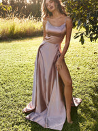 Vestidos de festa compridos e simples, em cetim, com alças finas, corte A, costas abertas e racha nas pernas