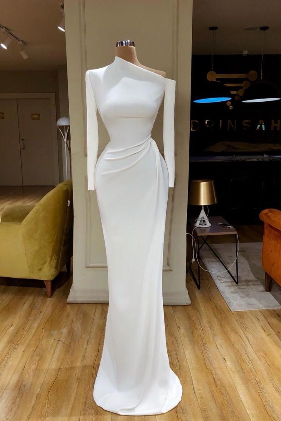 Einfaches langes weißes Meerjungfrau-Satin-Brautkleid mit langen Ärmeln