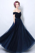 Schlichtes, plissiertes, dunkelblaues Abendkleid mit schulterfreien Trägern PG706