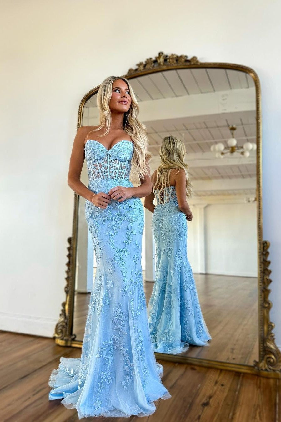Vestidos de baile compridos azul-celeste com decote em coração e renda