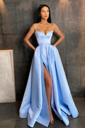 Vestido de fiesta largo en azul celeste de línea A con tirantes finos, abertura frontal y bolsillos en satén
