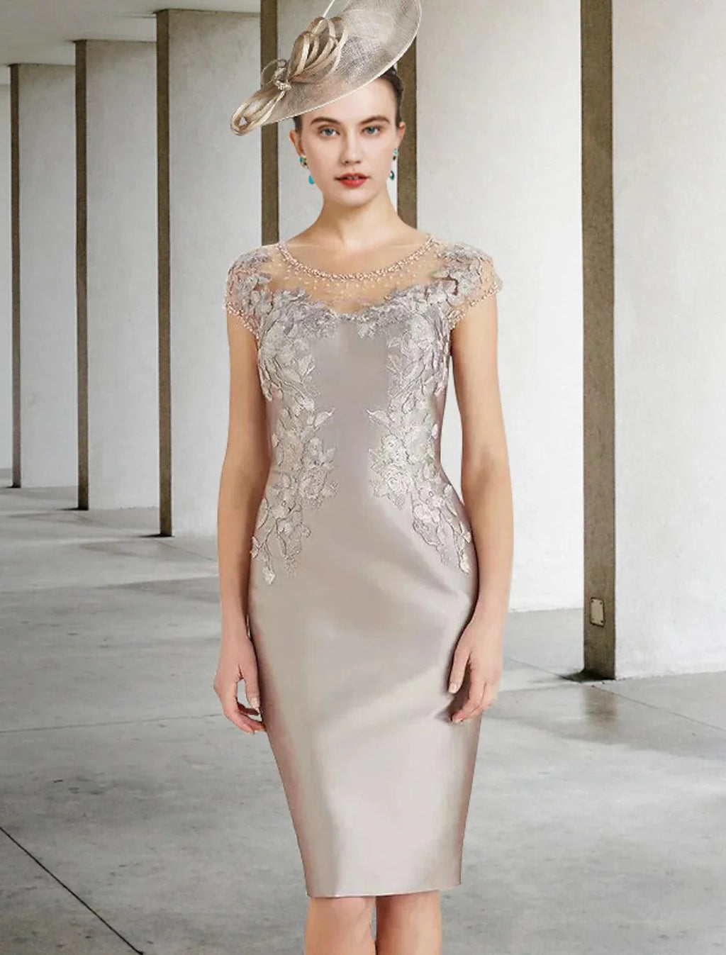 Vestido de mãe da noiva com bainha/coluna, luxuoso e elegante, com decote em joia, comprimento até ao joelho, renda, charmeuse, manga curta com aplicações de missangas, outono