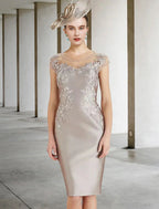 Vestido de mãe da noiva com bainha/coluna, luxuoso e elegante, com decote em joia, comprimento até ao joelho, renda, charmeuse, manga curta com aplicações de missangas, outono