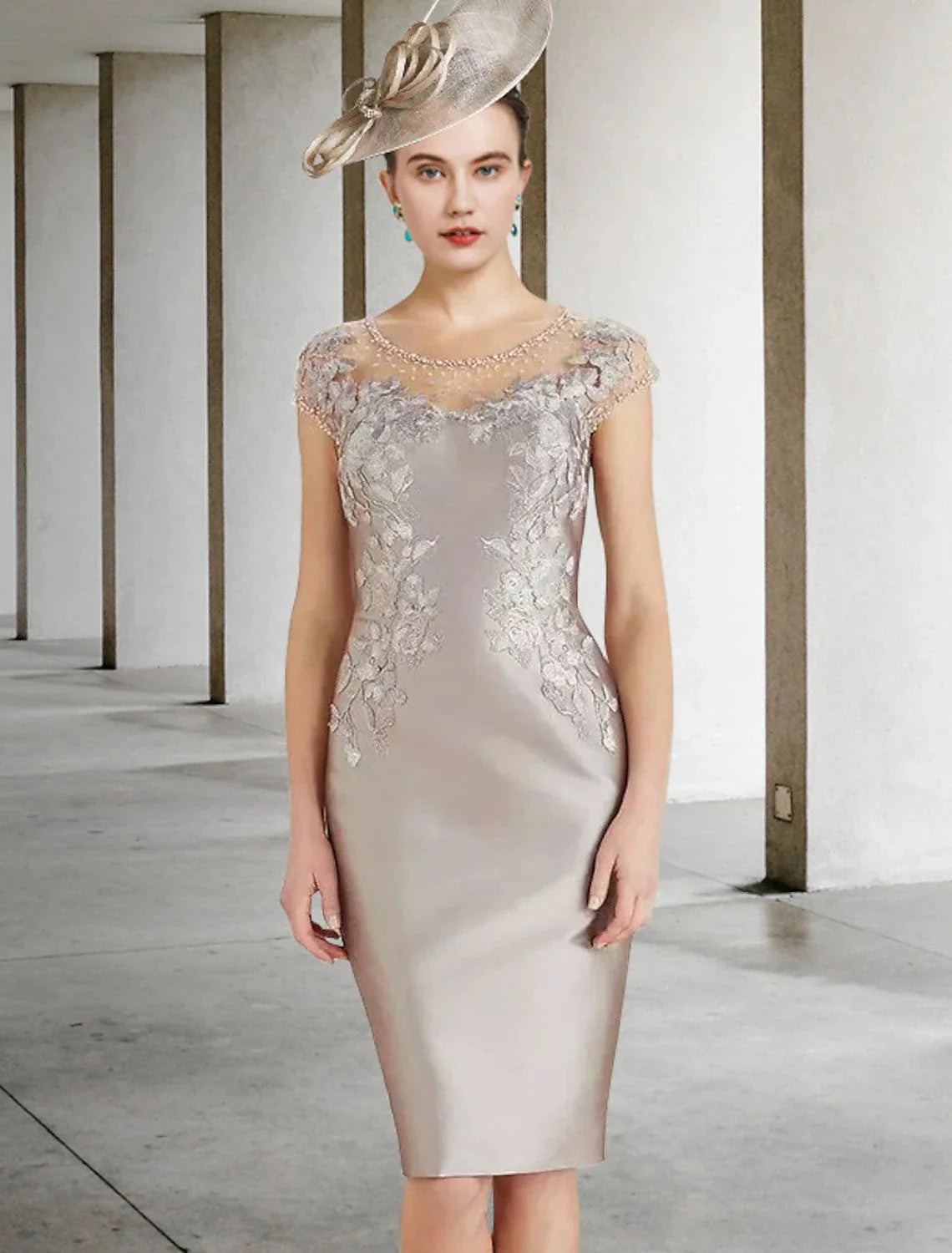 Vestido de mãe da noiva com bainha/coluna, luxuoso e elegante, com decote em joia, comprimento até ao joelho, renda, charmeuse, manga curta com aplicações de missangas, outono