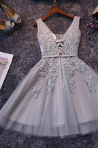 Ärmelloses Schnür-Tüll-Kurzes Heimkehrkleid Spitzenapplikationen PG098