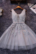 Ärmelloses Schnür-Tüll-Kurzes Heimkehrkleid Spitzenapplikationen PG098