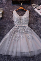 Ärmelloses Schnür-Tüll-Kurzes Heimkehrkleid Spitzenapplikationen PG098