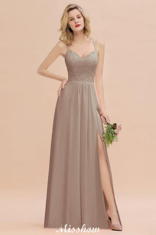 Vestido de madrinha de casamento azul-celeste com racha lateral e decote em V