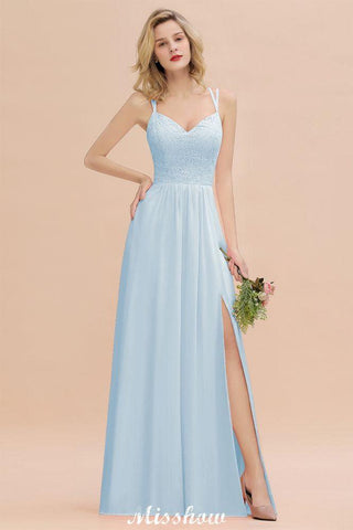 Vestido de madrinha de casamento azul-celeste com racha lateral e decote em V