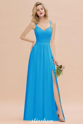 Vestido de madrinha de casamento azul-celeste com racha lateral e decote em V