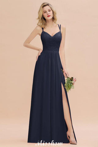 Vestido de madrinha de casamento azul-celeste com racha lateral e decote em V