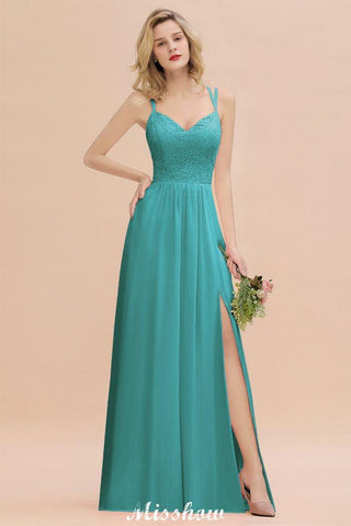 Vestido de madrinha de casamento azul-celeste com racha lateral e decote em V