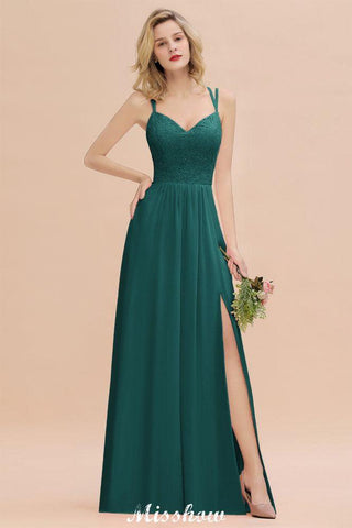 Vestido de madrinha de casamento azul-celeste com racha lateral e decote em V