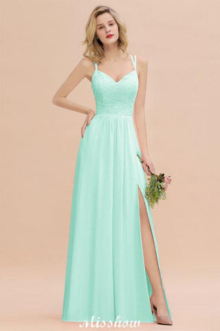 Vestido de madrinha de casamento azul-celeste com racha lateral e decote em V