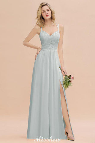 Vestido de madrinha de casamento azul-celeste com racha lateral e decote em V