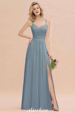 Vestido de madrinha de casamento azul-celeste com racha lateral e decote em V