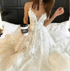 Trägertop-V-Ausschnitt Strand Hofzug Tüll Elegantes Brautkleid mit Spitze