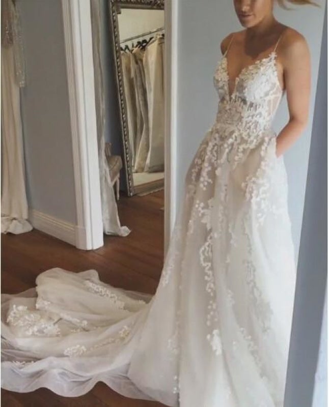 Trägertop-V-Ausschnitt Strand Hofzug Tüll Elegantes Brautkleid mit Spitze