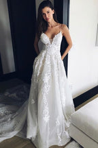 Trägertop-V-Ausschnitt Strand Hofzug Tüll Elegantes Brautkleid mit Spitze