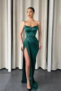 Vestido de noche largo color verde oscuro con tirantes de espagueti, corte sirena y escote corazón con abertura