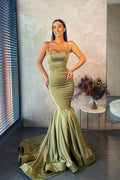 Vestido de fiesta largo de sirena en satén con escote corazón y tirantes delgados