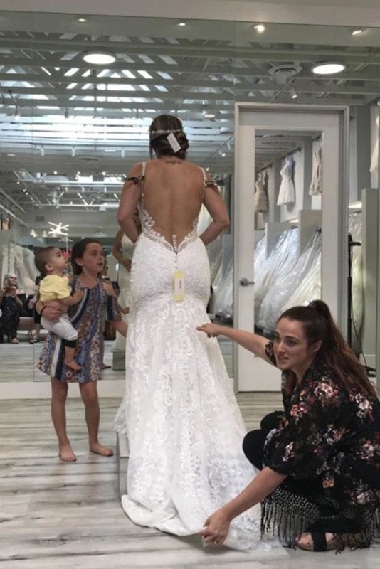 Spaghetti-Träger Hübsche Meerjungfrau V-Ausschnitt Rückenfreie Spitze Elegante Hochzeitskleider