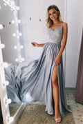 Vestido de fiesta largo en línea A de gasa con escote corazón, tirantes delgados y abertura lateral