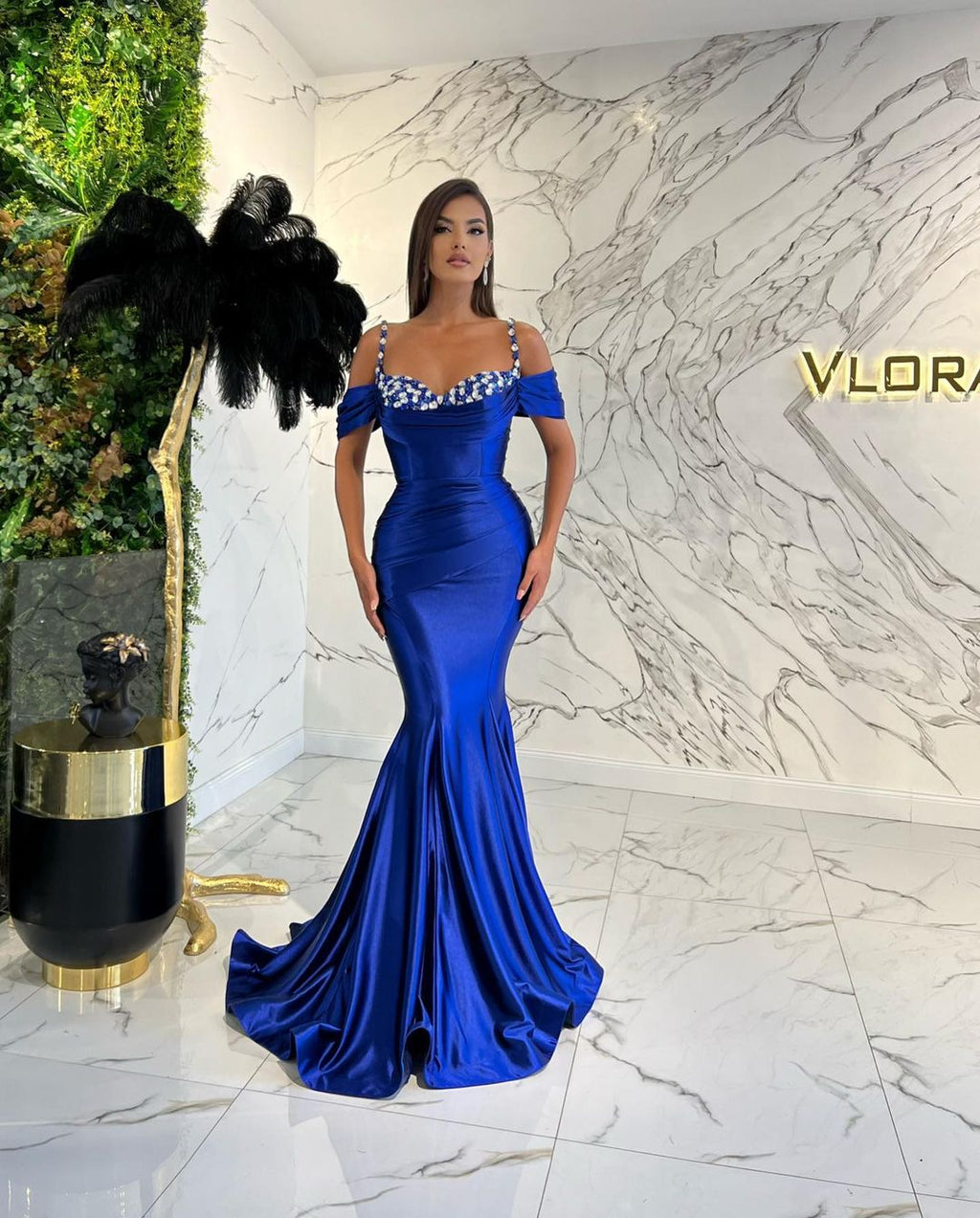 Vestido de noite comprido azul royal com alças finas e decote em coração, estilo sereia, em cetim