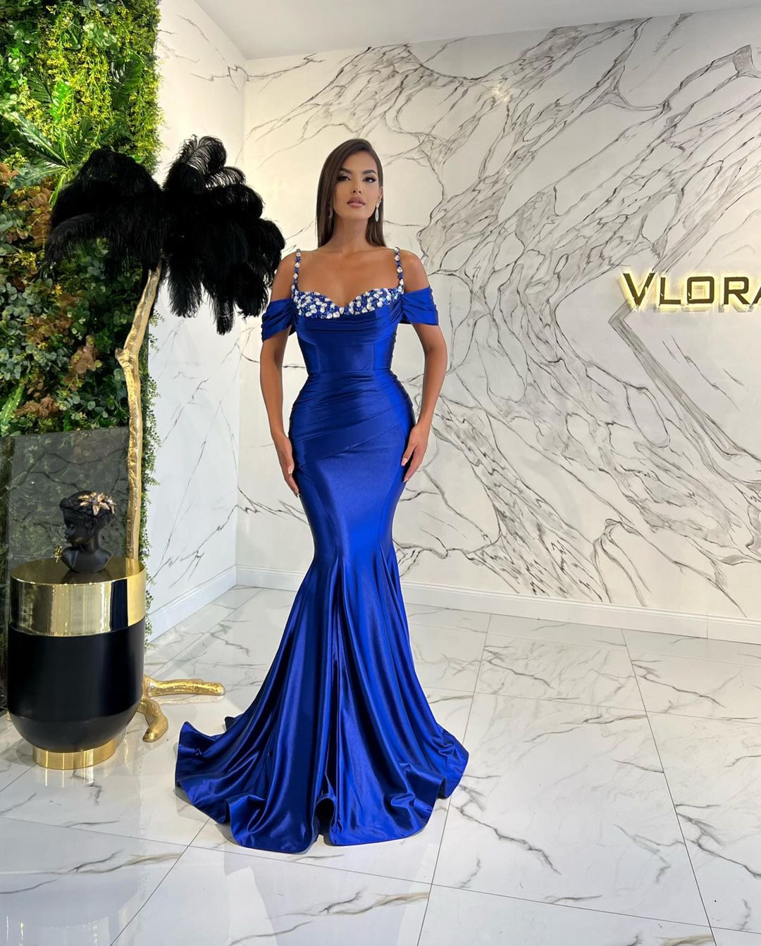 Vestido de noite comprido azul royal com alças finas e decote em coração, estilo sereia, em cetim