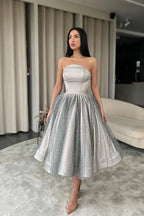 Funkelndes trägerloses A-Line-Abendkleid mit Pailletten