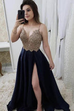 Langes, kastanienbraunes Ballkleid mit Perlenbesatz in A-Linie, mit Schlitz und goldener Spitze, PG871