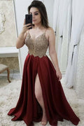 Langes, kastanienbraunes Ballkleid mit Perlenbesatz in A-Linie, mit Schlitz und goldener Spitze, PG871