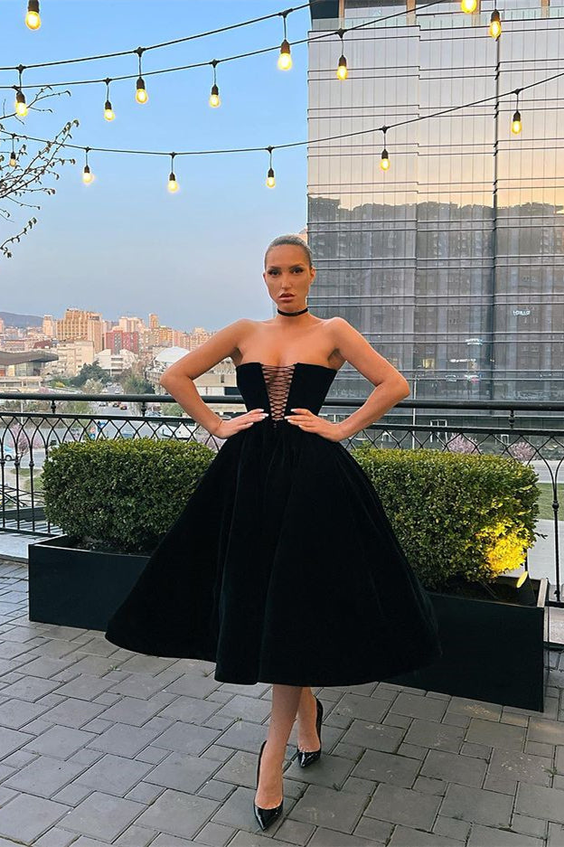 Vestido de festa curto sem alças, corte A, com bolsos