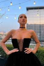 Vestido de festa curto sem alças, corte A, com bolsos