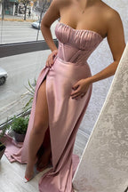 Atemberaubendes langes trägerloses Meerjungfrau-Ballkleid aus Satin mit Rüschen und Schlitz