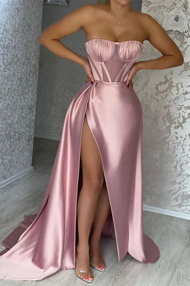Atemberaubendes langes trägerloses Meerjungfrau-Ballkleid aus Satin mit Rüschen und Schlitz