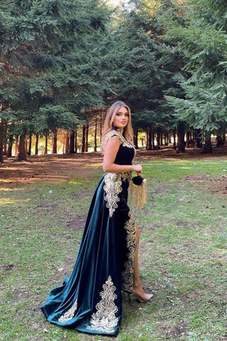 Atemberaubendes Abendkleid aus Samt, ärmellos, mit goldenen Applikationen, formelles Kleid mit abnehmbarer Schleppe und Seitenschlitz