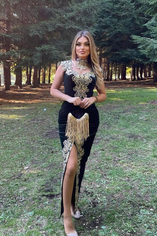 Atemberaubendes Abendkleid aus Samt, ärmellos, mit goldenen Applikationen, formelles Kleid mit abnehmbarer Schleppe und Seitenschlitz