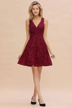 Robe de bal sans manches à mi-mollet avec applications florales et encolure en V élégante
