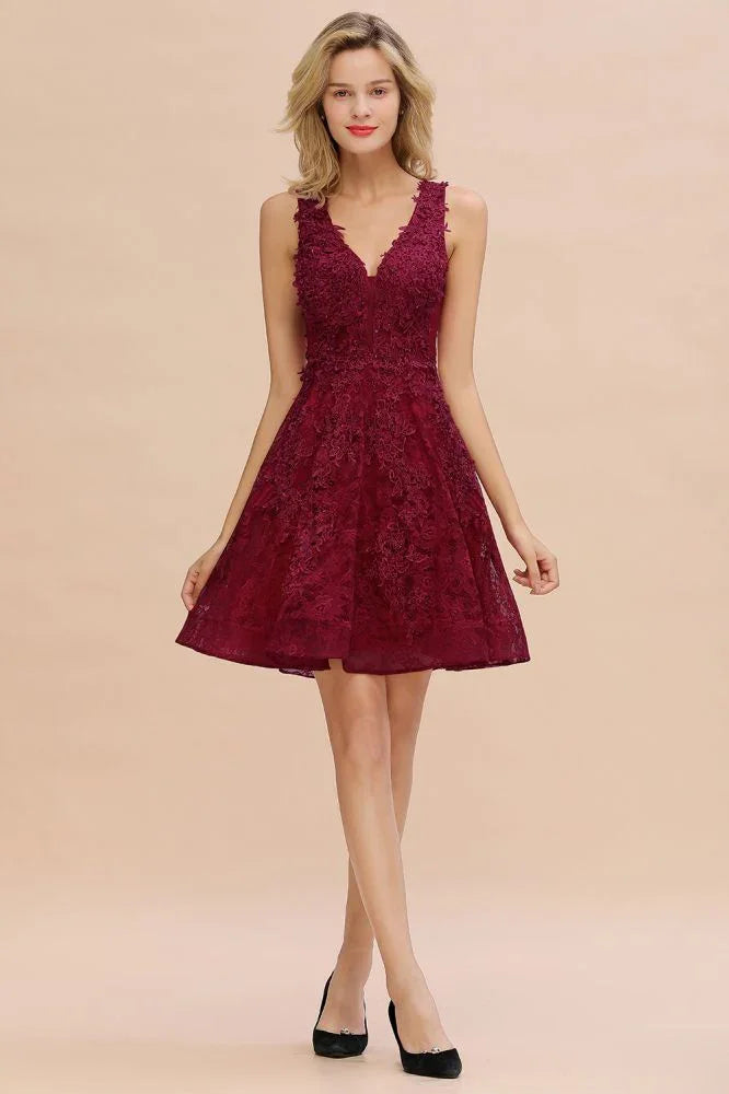 Vestido de Fiesta para el Baile de Bienvenida con Aplicaciones Florales, Cuello en V, Sin Mangas y a la Altura de la Rodilla, Estiloso