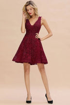 Robe de bal sans manches à mi-mollet avec applications florales et encolure en V élégante