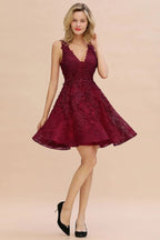 Robe de bal sans manches à mi-mollet avec applications florales et encolure en V élégante