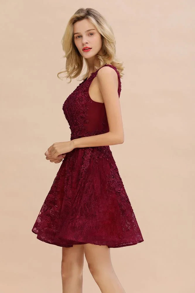 Vestido de Fiesta para el Baile de Bienvenida con Aplicaciones Florales, Cuello en V, Sin Mangas y a la Altura de la Rodilla, Estiloso