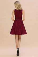 Robe de bal sans manches à mi-mollet avec applications florales et encolure en V élégante